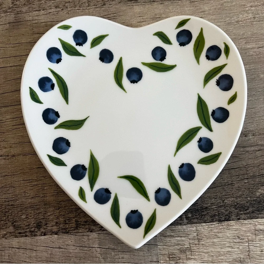 Williams-Sonoma La Fraise Chene Heart Shaped Fruit/Dessert Plate. Japan. 6.75